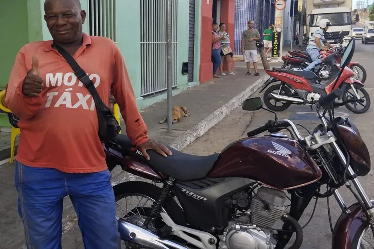 Brumado: Trabalhador que teve moto destruída por incêndio recebe outro veículo