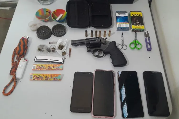 Rio de Contas: Homens suspeitos são detidos com arma e drogas em táxi