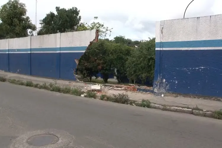 Carro perde controle e derruba parte de muro da Embasa em Feira de Santana