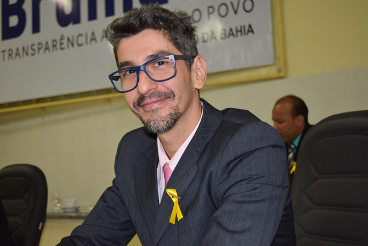 Em tratamento de saúde, filho do prefeito poderá ser substituído por suplente na Câmara de Brumado