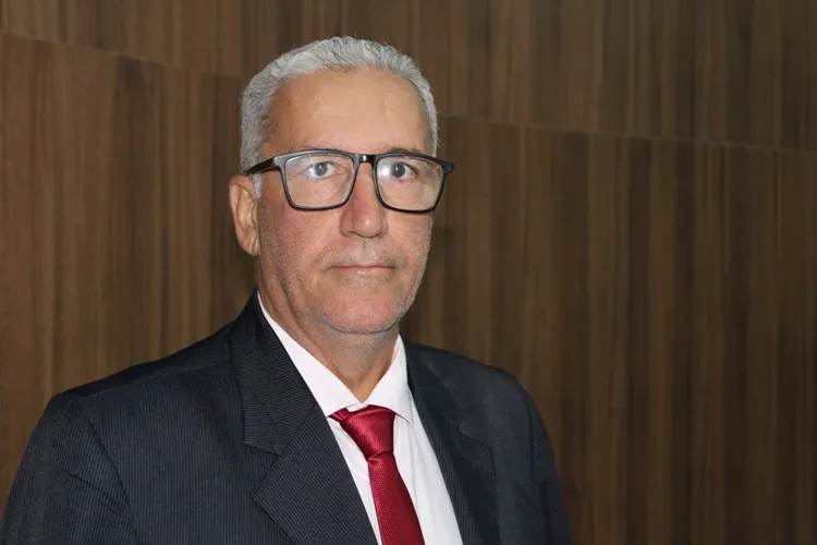 Presidente da Câmara propõe projeto de lei para ordenar cabos e fiação aérea em Brumado