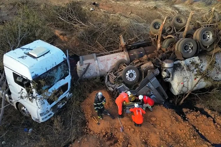 Oliveira dos Brejinhos: Acidente entre carretas resulta na morta de uma mulher