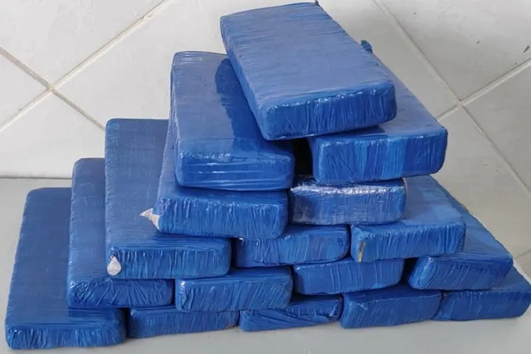 2ª CIPRv apreende 17 kg de maconha em bagageiro de ônibus em Urandi