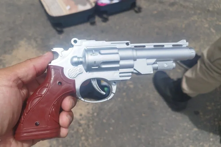 Aracatu: Jovem é preso após se passar por policial e assaltar passageira em ônibus