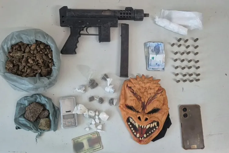 Rondesp apreende submetralhadora, drogas e prende homem na zona rural de Guanambi