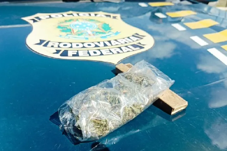 PRF apreende drogas na BR 116 em Poções