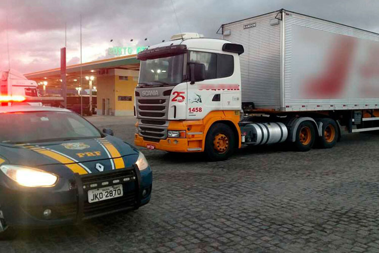 Três carretas com carga de perfumaria avaliadas em R$ 2 milhões são recuperadas em Milagres