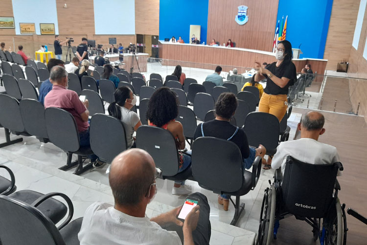 Brumado: Prefeito barra intérprete de libras na Câmara e vereadores derrubam veto