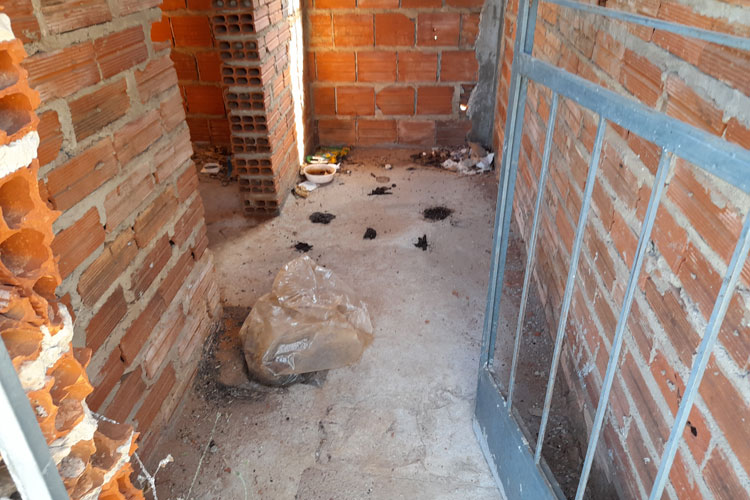 Brumado: Obras abandonadas do Núcleo Regional de Saúde viram abrigo de andarilhos e geram transtornos