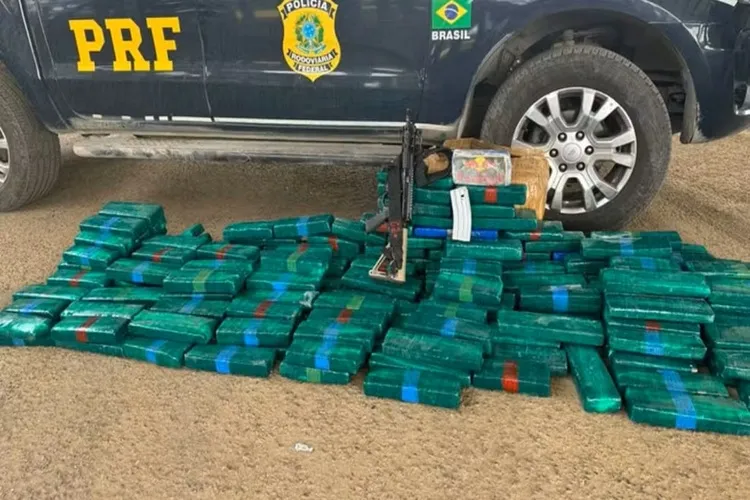 Feira de Santana: Três pessoas são presas em flagrante com 130 kg de drogas e fuzil