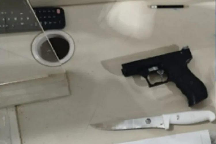 Prefeito imobiliza homem que portava simulacro de arma e faca em Ituaçu