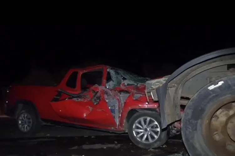Dois homens morrem após carro colidir com carreta quebrada na BA-148 em Piatã