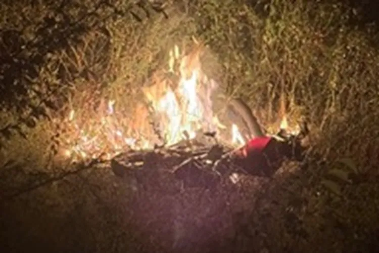 Motocicleta pega fogo na BR-122 após colisão frontal e jovem fica ferido em Urandi