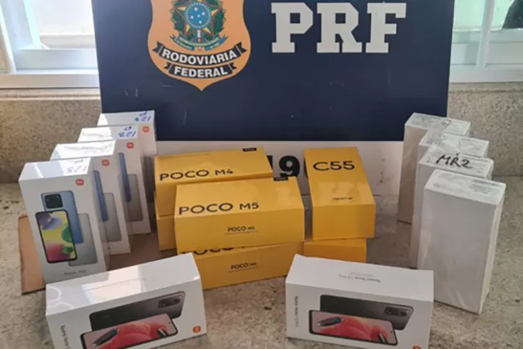 PRF apreende 16 telefones celulares sem nota fiscal na bR-116 em Vitória da Conquista