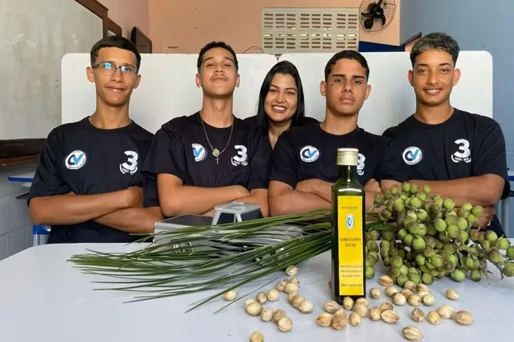 Estudantes de Santa Bárbara transformam óleo de licuri em biodiesel e levam projeto para o exterior