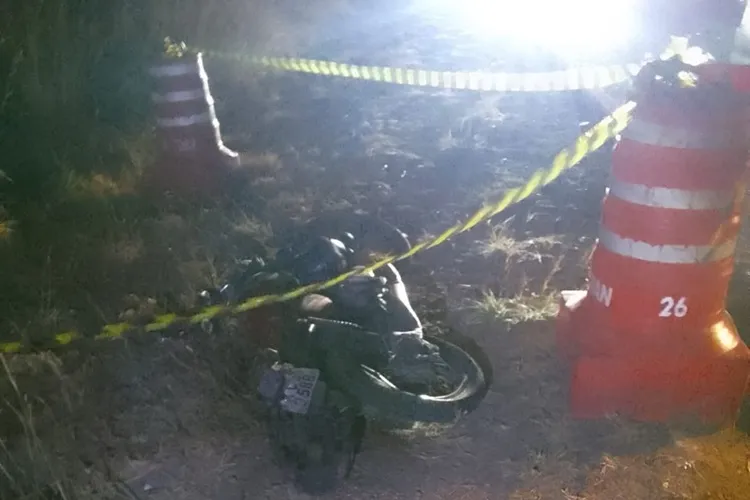 Batida entre caminhonete e moto deixa homem morto na BR-122 em Guanambi