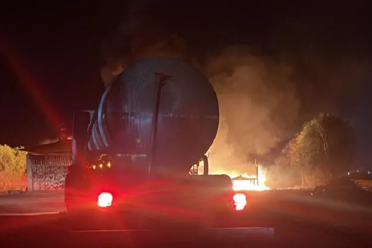 Fábrica de mangueira pega fogo em Caculé
