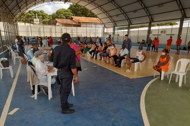 Brumado: Mudança de local de vacinação para quadra de esportes tem aprovação popular