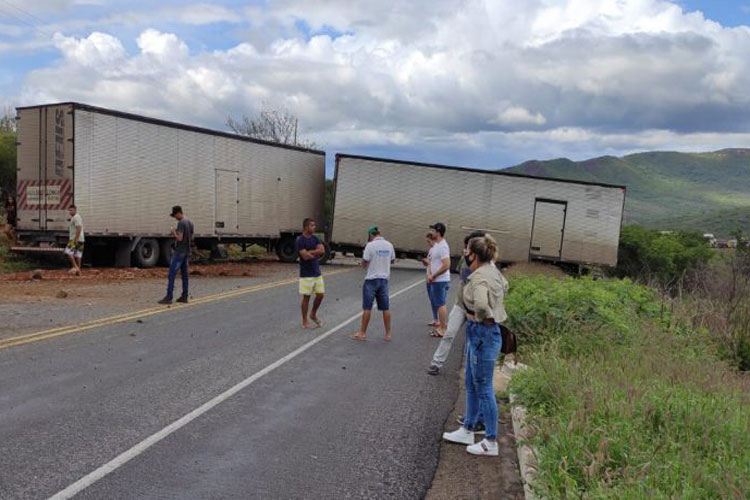 Acidente com carreta causa interdição completa da rodovia BA-262 em Anagé