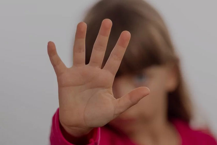 Olho machucado faz polícia investigar agressões de madrasta em criança em Goiás