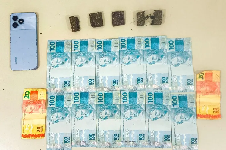 Homem é preso com drogas e R$ 1,2 mil após tentativa de fuga em Bom Jesus da Lapa