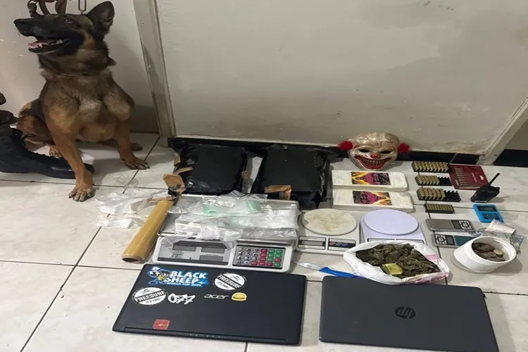 Cipe Sudoeste apreende drogas, munições e máscara de palhaço em Vitória da Conquista