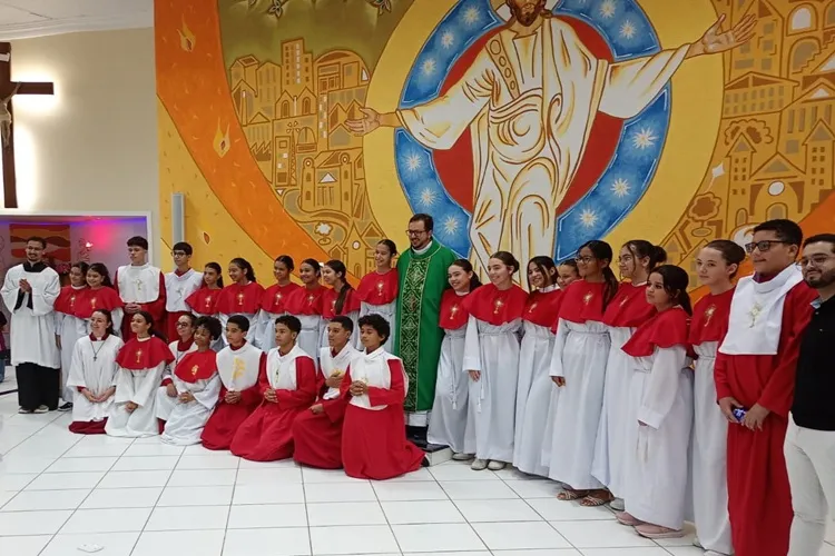 Pastoral da Igreja Santa Rita institui 19 novos coroinhas em Brumado