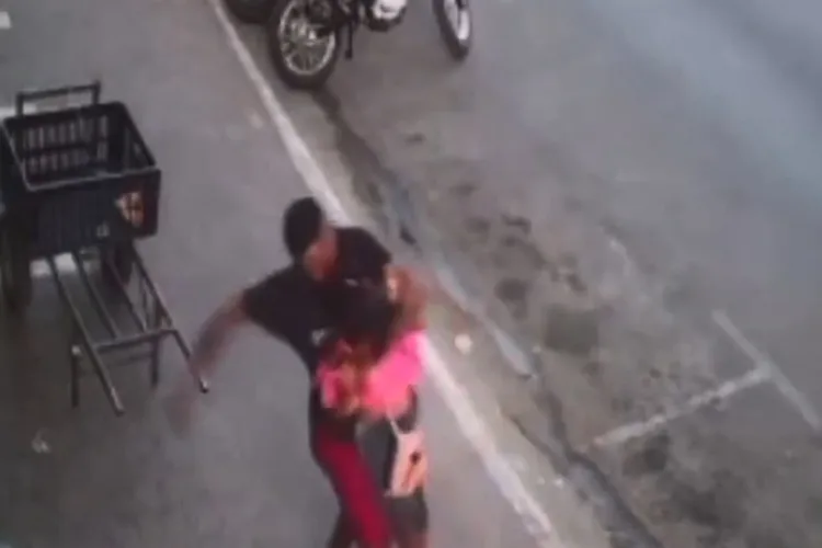 VÍDEO: Câmeras registram jovem sendo esfaqueada em via pública em Brumado