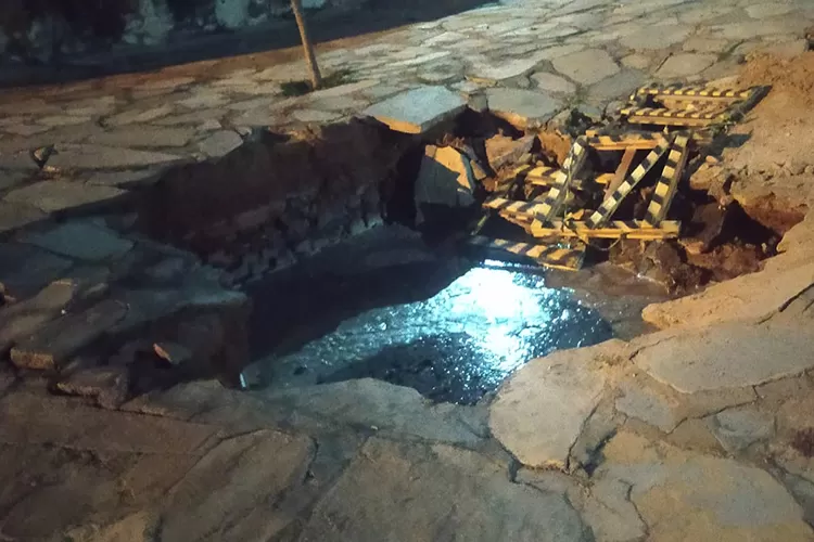 Aracatu: População cobra manutenção em fossa estourada há um mês na região do mercado municipal