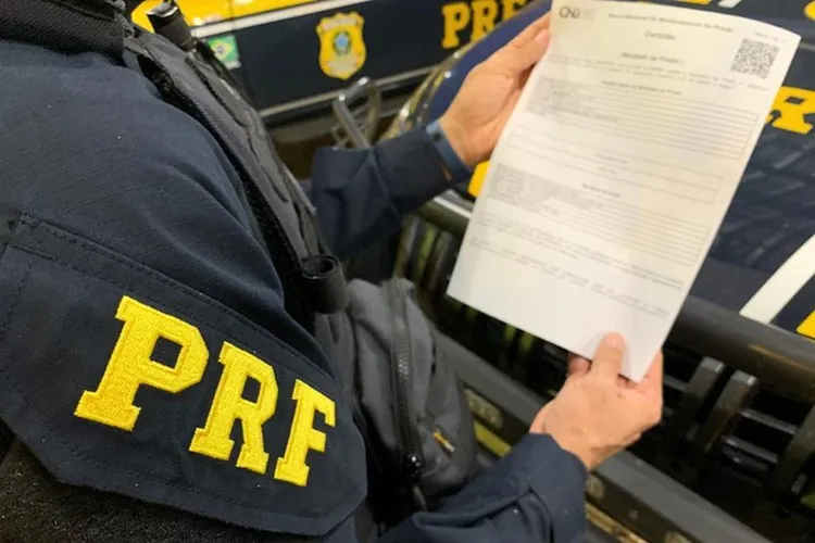 PRF prende suspeito de homicídio durante fiscalização em Jequié