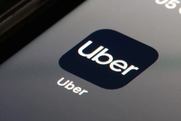Uber é condenada a pagar R$ 200 milhões após jovem ser deixada em rodovia e morrer atropelada