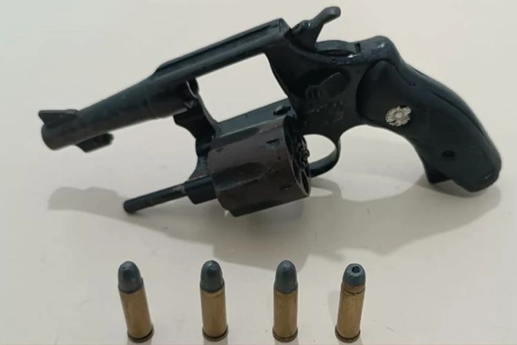 78ª CIPM apreende arma de fogo escondida dentro de bar em Vitória da Conquista