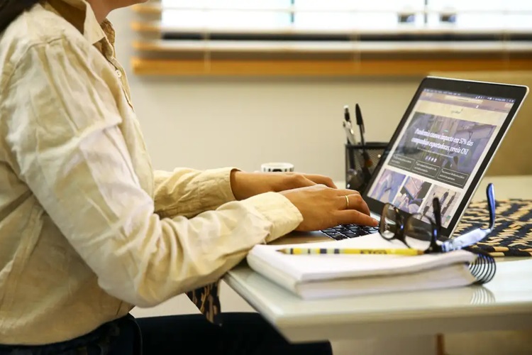 Pesquisa mostra que diferença salarial entre mulheres e homens caiu