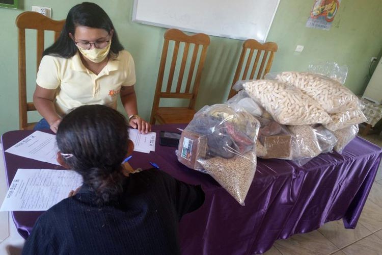 Famílias de Brumado e Guanambi recebem máscaras e cestas básicas