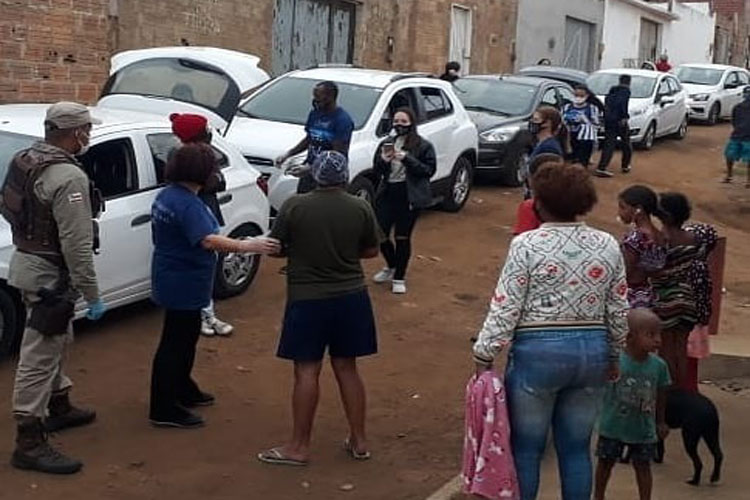 Base Comunitária de Segurança entrega cestas básicas em Vitória da Conquista