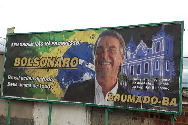 Justiça eleitoral determina retirada do outdoor de Jair Bolsonaro em Brumado