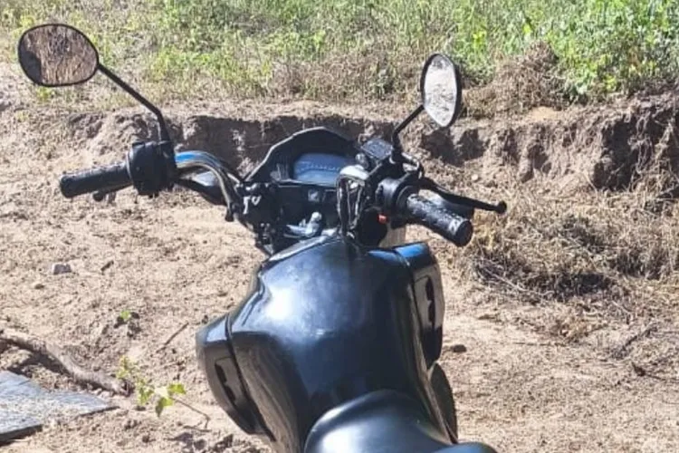 Rastreamento ajuda localizar moto escondida em matagal na zona rural de Anagé