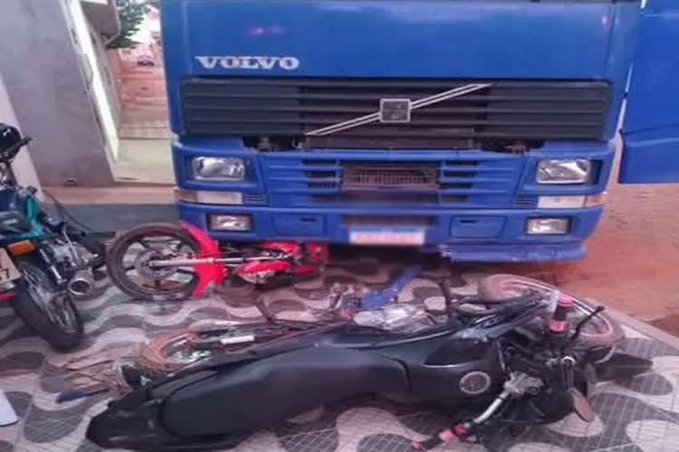 Carreta desce ladeira desgovernada e atinge motos estacionadas em Boquira