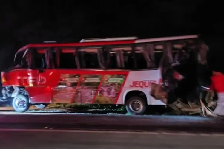 Dezesseis feridos em acidente com ônibus que levava pacientes de Jequié para Salvador