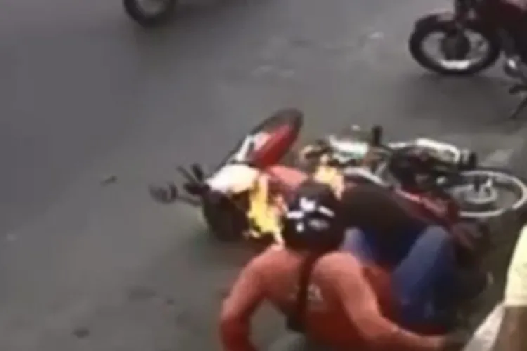 Vídeo: Moto pega fogo após cair e veículo é consumido pelas chamas em Brumado