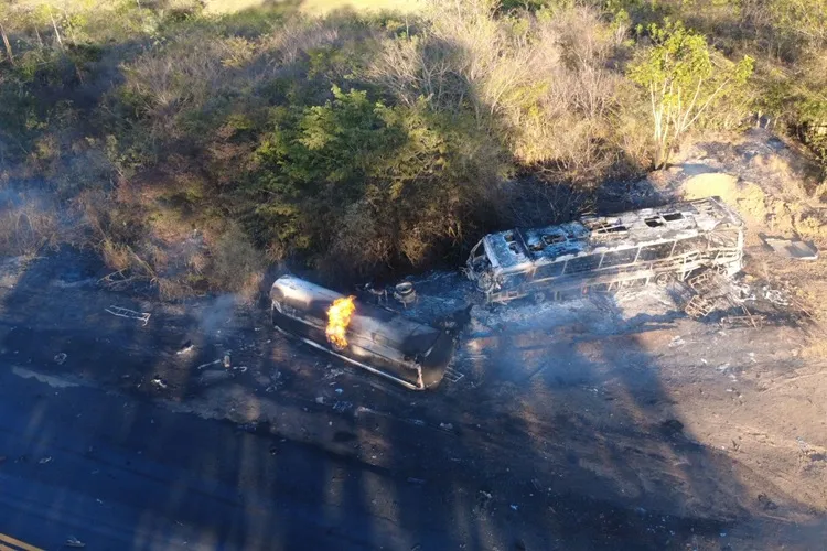 Acidente entre dois caminhões e um ônibus deixa um morto em Cândido Sales