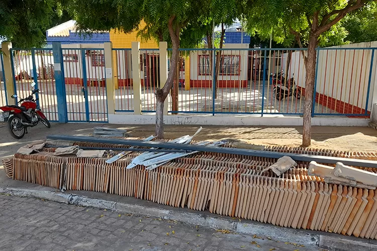 Telhado de creche que desabou com as chuvas é recuperado em Brumado