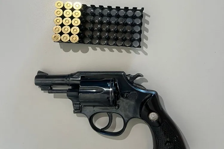 Homem é preso com revólver após imagens de câmera flagrarem disparos em Macaúbas