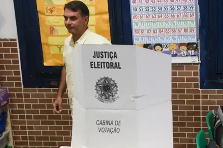 Maior doador de Flávio Bolsonaro tem contratos milionários em Guanambi, Urandi, Correntina e Maiquinique