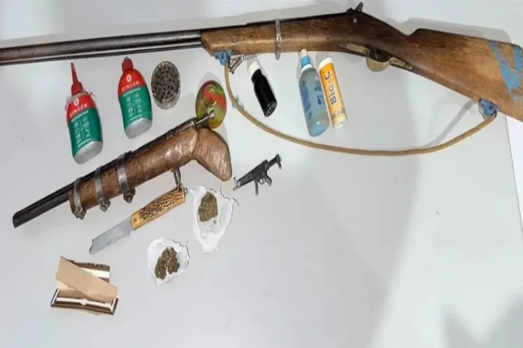 Suspeitos fogem e abandonam armas e drogas durante operação policial em Boquira