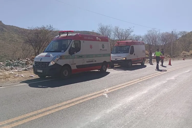 Carreta tomba na 'Serra dos Brindes' e mata uma pessoa em Guanambi