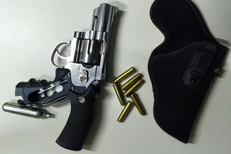 Falso policial é detido com arma de pressão durante festa em Carinhanha