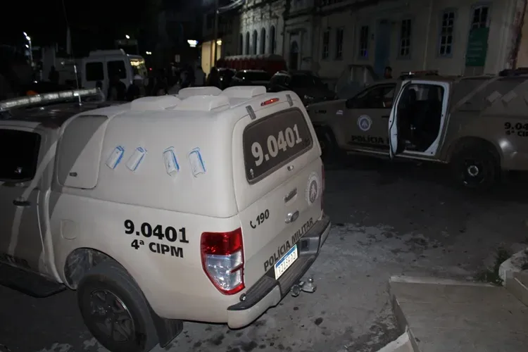 Suspeito de violência doméstica tenta fugir de bar, mas é contido e preso em Macaúbas