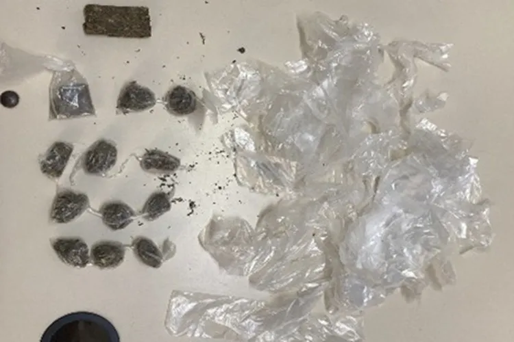 Jovem joga sacola de maconha no telhado ao notar viatura e acaba presa em Guanambi