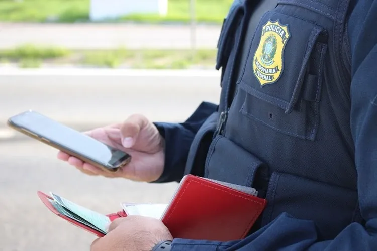 PRF flagra condutor trafegando na BR-116 com CNH suspensa Em Vitória da Conquista